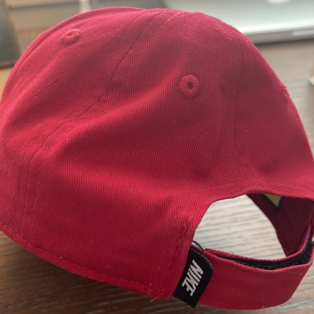 Nike red hat - Picture 2 of 3